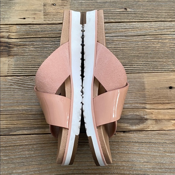 UGG Kari Slide. Pink. Size 8. - Picture 3 of 9